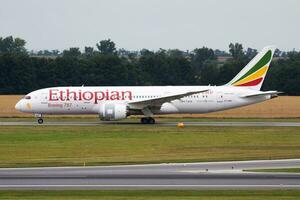 Ethiopisch luchtvaartmaatschappijen passagier vlak Bij luchthaven. schema vlucht reizen. luchtvaart en vliegtuigen. lucht vervoer. globaal Internationale vervoer. vlieg en vliegen. foto