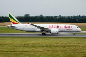 Ethiopisch luchtvaartmaatschappijen passagier vlak Bij luchthaven. schema vlucht reizen. luchtvaart en vliegtuigen. lucht vervoer. globaal Internationale vervoer. vlieg en vliegen. foto