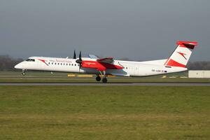 oostenrijks luchtvaartmaatschappijen bombardier dhc-8 q400 oe-lgk passagier vlak aankomst en landen Bij Wenen Internationale luchthaven foto