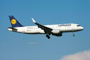 lufthansa passagier vlak Bij luchthaven. schema vlucht reizen. luchtvaart en vliegtuigen. lucht vervoer. globaal Internationale vervoer. vlieg en vliegen. foto