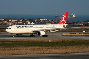 Turks luchtvaartmaatschappijen luchtbus a330-300 tc-jnt passagier vlak vertrek Bij Istanbul ataturk luchthaven foto