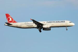 Turks luchtvaartmaatschappijen luchtbus a321 tc-jsb passagier vlak landen Bij Istanbul ataturk luchthaven foto