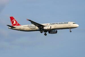 Turks luchtvaartmaatschappijen luchtbus a321 tc-jsb passagier vlak aankomst en landen Bij Istanbul ataturk luchthaven foto