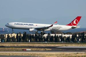 Turks luchtvaartmaatschappijen luchtbus a330-300 tc-loe passagier vlak landen Bij Istanbul ataturk luchthaven foto