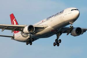 Turks luchtvaartmaatschappijen luchtbus a330-300 tc-jnz passagier vlak landen Bij Istanbul ataturk luchthaven foto