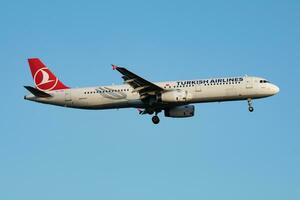 Turks luchtvaartmaatschappijen luchtbus a321 tc-jrc passagier vlak aankomst en landen Bij Istanbul ataturk luchthaven foto