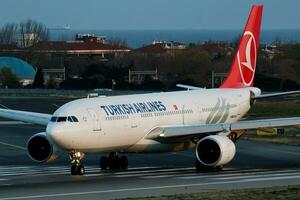 Turks luchtvaartmaatschappijen luchtbus a330-200 tc-ji's passagier vlak vertrek Bij Istanbul ataturk luchthaven foto