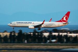 Turks luchtvaartmaatschappijen boeing 737-900 tc-jyb passagier vlak landen Bij Istanbul ataturk luchthaven foto