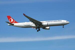 Turks luchtvaartmaatschappijen luchtbus a330-300 tc-joh passagier vlak landen Bij Istanbul ataturk luchthaven foto