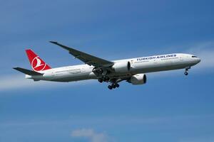 Turks luchtvaartmaatschappijen boeing 777-300er tc-lkc passagier vlak landen Bij Istanbul ataturk luchthaven foto