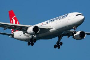 Turks luchtvaartmaatschappijen luchtbus a330-200 tc-jil passagier vlak landen Bij Istanbul ataturk luchthaven foto