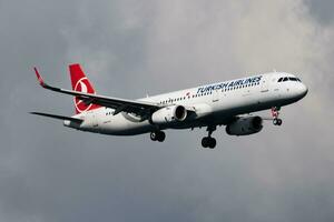 Turks luchtvaartmaatschappijen speciaal kleurstelling luchtbus a321 tc-jss passagier vlak aankomst en landen Bij Istanbul ataturk luchthaven foto