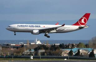 Turks luchtvaartmaatschappijen luchtbus a330-200 tc-jir passagier vlak landen Bij Istanbul ataturk luchthaven foto