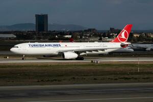 Turks luchtvaartmaatschappijen luchtbus a330-300 tc-jnj passagier vlak vertrek Bij Istanbul ataturk luchthaven foto