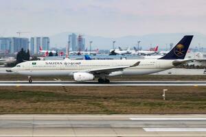 saudia luchtbus a330-300 hz-aq13 passagier vlak vertrek Bij Istanbul ataturk luchthaven foto