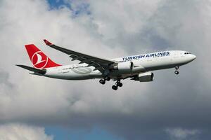 Turks luchtvaartmaatschappijen luchtbus a330-200 tc-jnd passagier vlak landen Bij Istanbul ataturk luchthaven foto