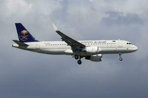 saudia luchtbus a320 hz-as56 passagier vlak landen Bij Istanbul ataturk luchthaven foto