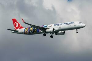 Turks luchtvaartmaatschappijen speciaal kleurstelling luchtbus a321 tc-jsu passagier vlak aankomst en landen Bij Istanbul ataturk luchthaven foto