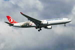 Turks luchtvaartmaatschappijen speciaal kleurstelling luchtbus a330-300 tc-joggen passagier vlak landen Bij Istanbul ataturk luchthaven foto