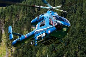 medisch helikopter Bij luchthaven en vliegveld. draagschroefvliegtuigen en medicopter. algemeen luchtvaart industrie. lucht ambulance vervoer. lucht vervoer. vlieg en vliegen. foto