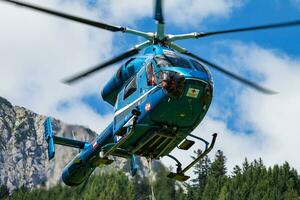 medisch helikopter Bij luchthaven en vliegveld. draagschroefvliegtuigen en medicopter. algemeen luchtvaart industrie. lucht ambulance vervoer. lucht vervoer. vlieg en vliegen. foto