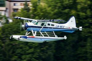 reclame watervliegtuig Bij meer. klein en sport vliegtuigen. algemeen luchtvaart industrie. vip vervoer. civiel nut vervoer. vlieg en vliegen. foto