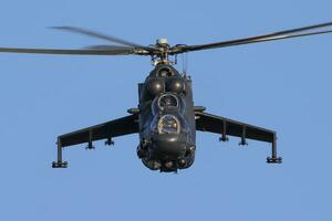 leger helikopter Bij lucht baseren. lucht dwingen vlucht operatie. luchtvaart en vliegtuigen. lucht verdediging. leger industrie. vlieg en vliegen. foto