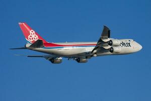 cargolux boeing 747-8 lx-vca lading vlak vertrek en nemen uit Bij hong Kong chek ronde kok luchthaven foto