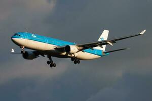 klm passagier vlak Bij luchthaven. schema vlucht reizen. luchtvaart en vliegtuigen. lucht vervoer. globaal Internationale vervoer. vlieg en vliegen. foto