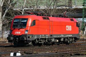 oebb oostenrijks spoorwegen locomotief trein Bij station. spoorweg vervoer en Verzenden. Internationale trein vervoer. foto