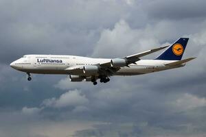 lufthansa passagier vlak Bij luchthaven. schema vlucht reizen. luchtvaart en vliegtuigen. lucht vervoer. globaal Internationale vervoer. vlieg en vliegen. foto