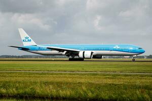 klm passagier vlak Bij luchthaven. schema vlucht reizen. luchtvaart en vliegtuigen. lucht vervoer. globaal Internationale vervoer. vlieg en vliegen. foto