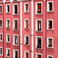 spaans raam op de gevel van een flatgebouw