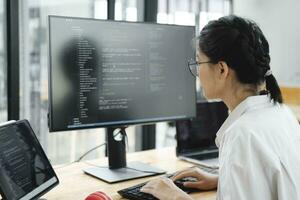 het programmeur begint werken Aan bureaublad computer. foto