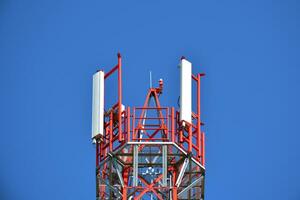 telecommunicatieverbinding toren met wit antenne foto