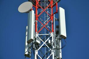 telecommunicatieverbinding toren met wit antenne foto