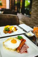 vol Amerikaans ontbijt reusachtig gezond ontbijt verspreiding Aan een tafel met koffie ontbijt geserveerd met koffie Engels ontbijt gebakken ei foto