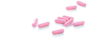 roze capsule pillen Aan wit achtergrond. farmaceutisch industrie. vitamines, mineralen, en supplementen concept. apotheek producten. farmaceutisch geneesmiddel. voorschrift drugs. gezondheidszorg en geneesmiddel. foto