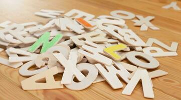 Engels hout alfabetten Aan houten tafel foto