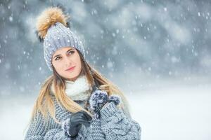 portret van jong mooi vrouw in winter kleren en sterk sneeuwen. foto