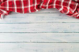 top van visie rood geruit tafelkleed Aan houten tafel foto