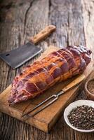 varkensvlees vlees.varkensvlees karbonade gerookt. traditioneel gerookt vlees Aan eik houten tafel in andere posities. foto