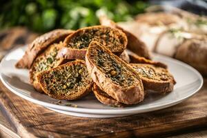 plakjes van gebakken knoflook brood geplaatst Aan een wit bord foto