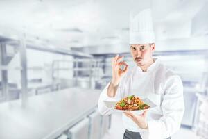 een soeverein chef met een bord vol van spaghetti bolognese foto