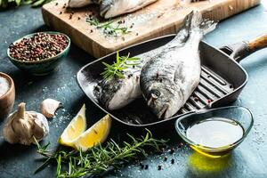 middellandse Zee vis brasem met specerijen zout kruiden knoflook en citroen. gezond zeevruchten. concept van gezond zee voedsel foto