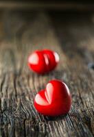 valentijnsdag rood hart. een twee rood hart Aan houten tafel. bruiloft of Valentijn dag foto