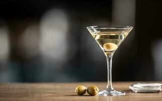 droog martini kort drinken cocktail met gin, droog vermout en een olijf- garneer foto