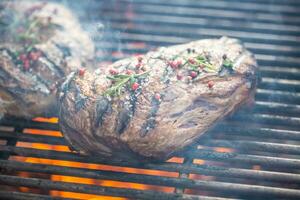 sappig rundvlees rib oog steaks Aan de rooster met rozemarijn zout en specerijen foto