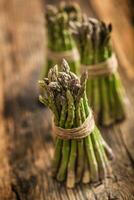 vers groen asperges Aan oud eik tafel foto