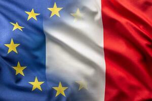 vlaggen van Frankrijk en EU blazen in de wind foto